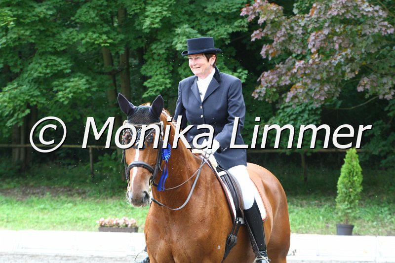 009M3061_Siegerehrung M Dressur.JPG